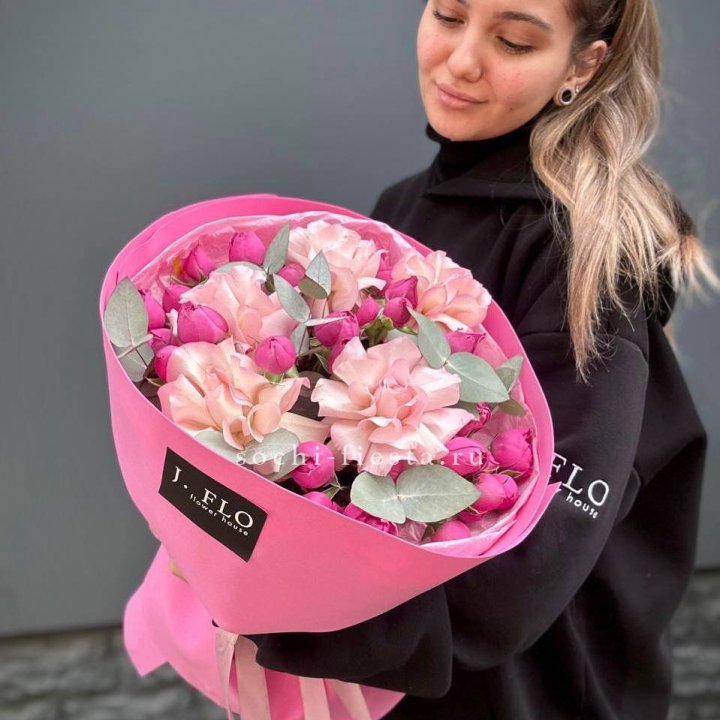 Букет французских и пионовидных роз "Ламиносо" в Краснодаре