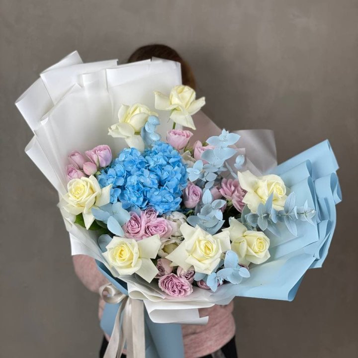 Дизайнерский букет "Блю скайфорт" в Краснодаре