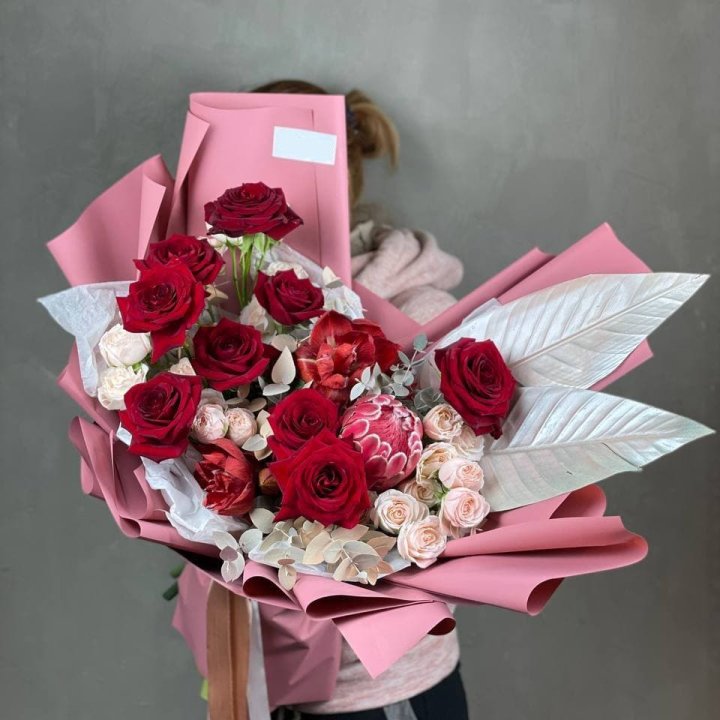 Дизайнерский букет "Ред Вильвет" в Краснодаре