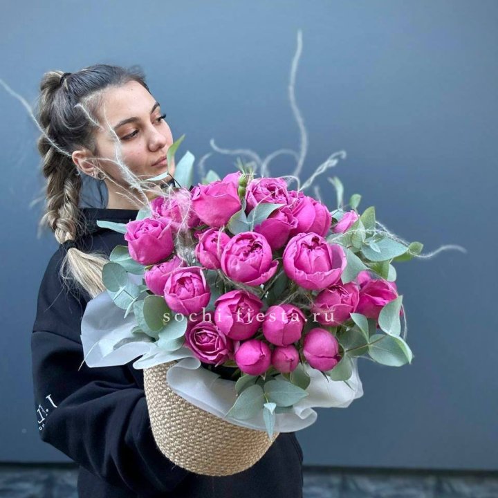 Пионовидные розы  в джутовом кашпо  в Краснодаре