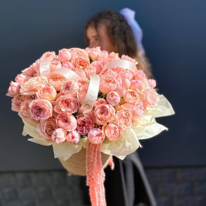 Кустовые розы Джульетта в джутовом кашпо в Краснодаре