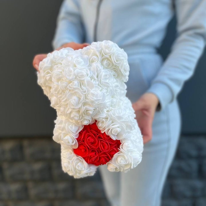 Медведь с красным седцем в Краснодаре