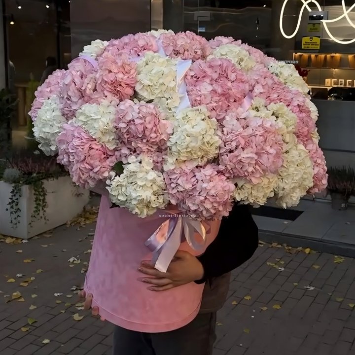Дизайнерский цилиндр с гортензиями  в Краснодаре