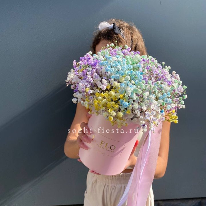 Радужные гипсофилы в шляпной коробке в Краснодаре