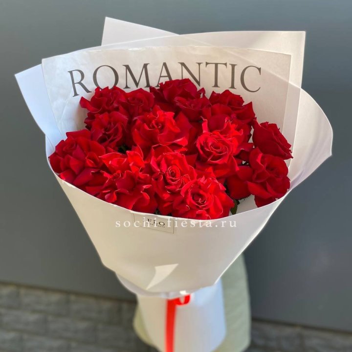 19 высоких роз в оформлении в Краснодаре