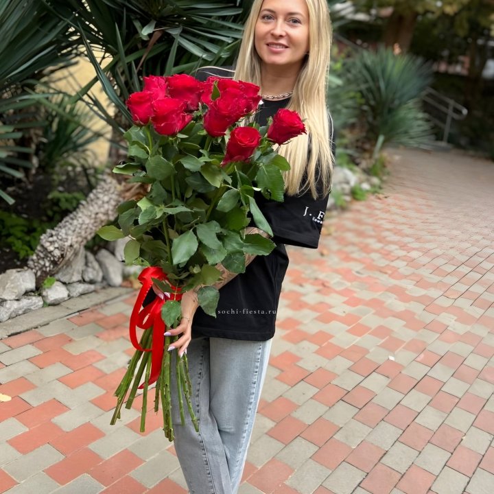 15 высоких красных роз в Краснодаре