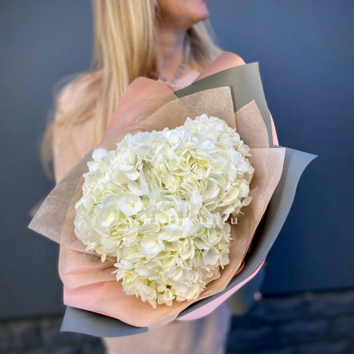 Букет из трёх белых гортензий в Краснодаре
