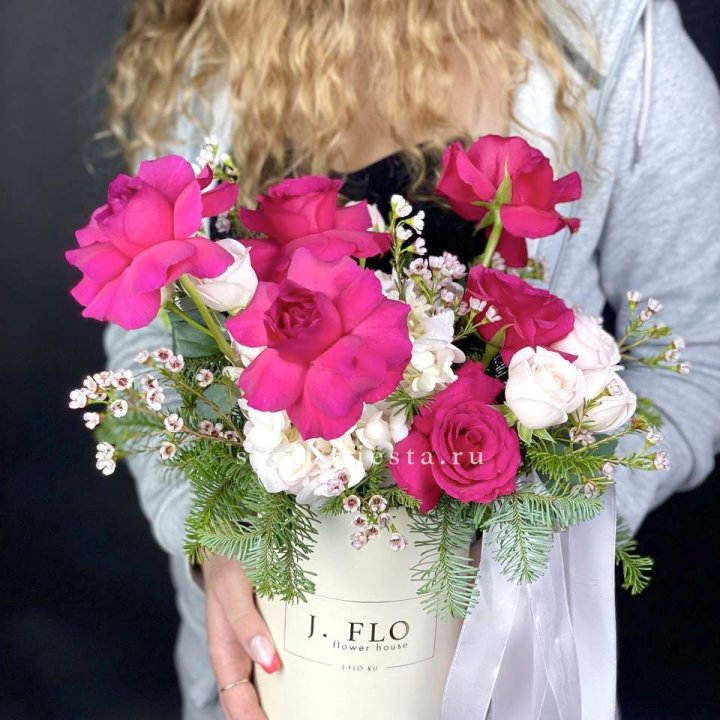 Новогодняя композиция в коробке пинк розе в Краснодаре