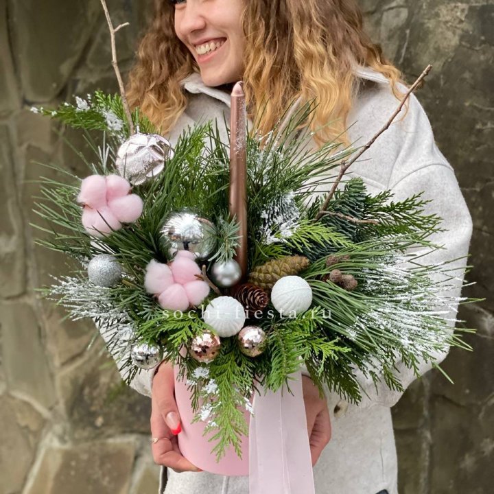 Новогодняя композиция в коробке пинк в Краснодаре