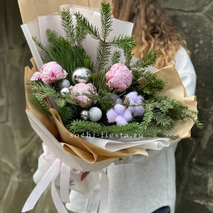 Новогодний букет с пионами  в Краснодаре