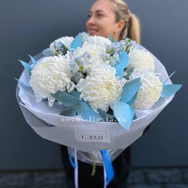 Букет хризантем Бигуди и дельфиниума  в Краснодаре