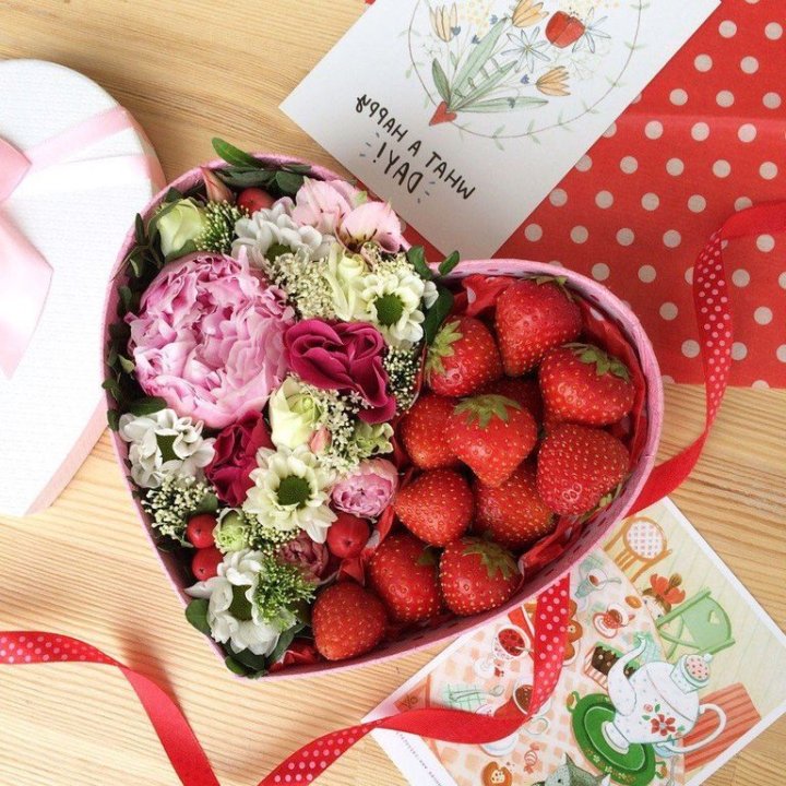 Бокс с клубникой и цветами в Краснодаре