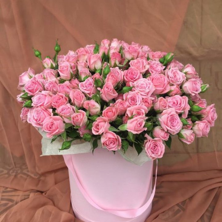 Кустовые розы в коробке в Краснодаре