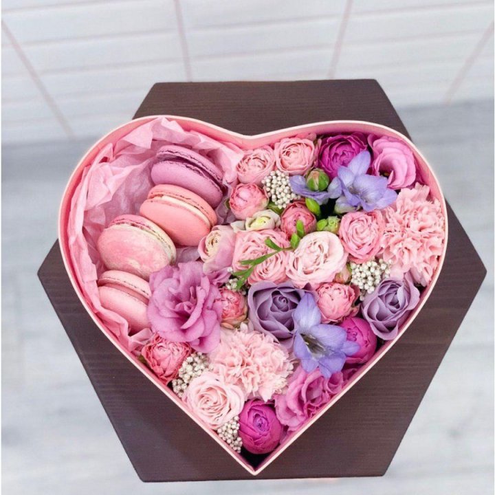 Бокс-сердце с макаронс  в Краснодаре