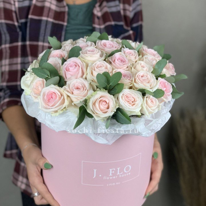 35 розовых роз в цилиндре в Краснодаре