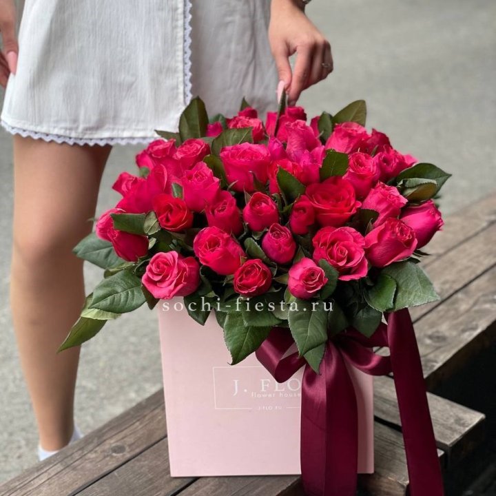 55 алых роз в кубе в Краснодаре