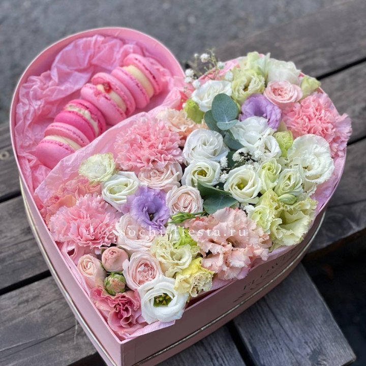 Бокс-сердце с макарон "Пинк" в Краснодаре