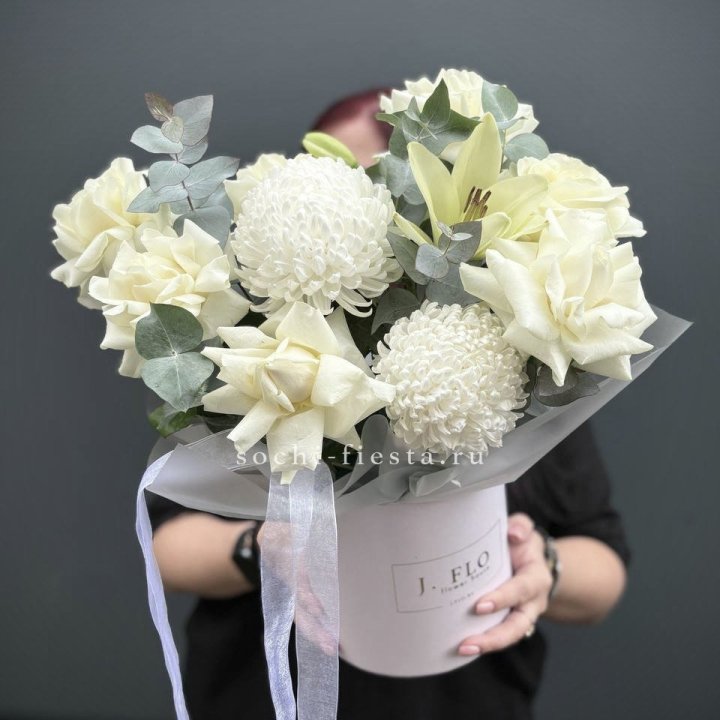 Цветы в шляпной коробке  в Краснодаре