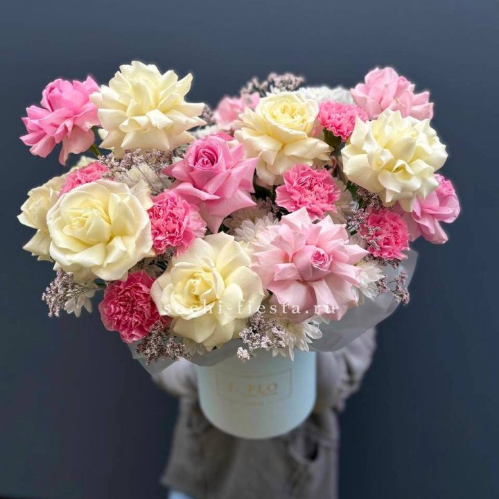 Коробка французских роз и диантусов "Бони" в Краснодаре