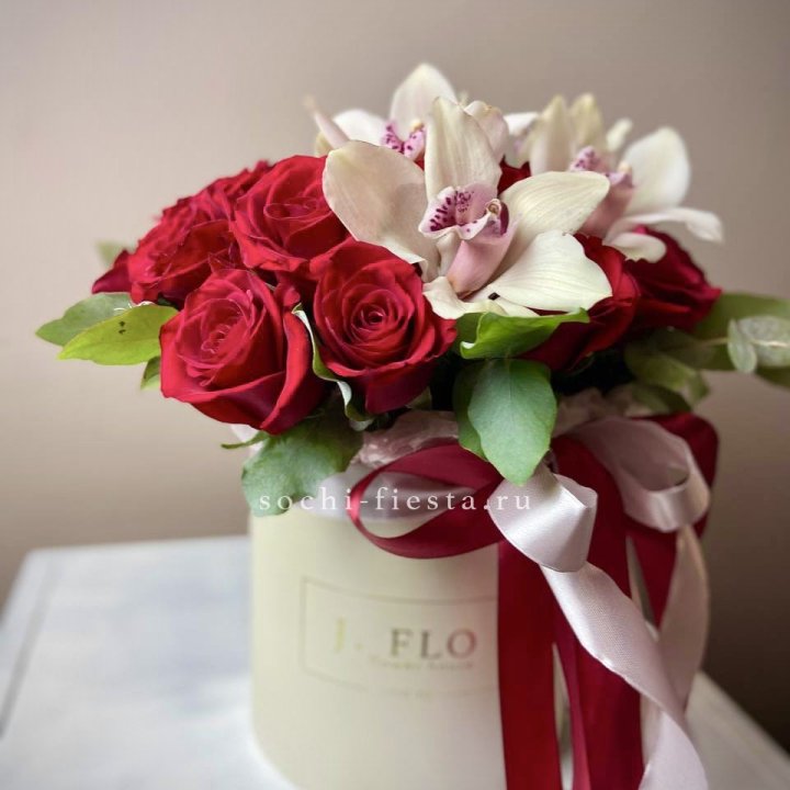 Розы и орхидеи в боксе в Краснодаре