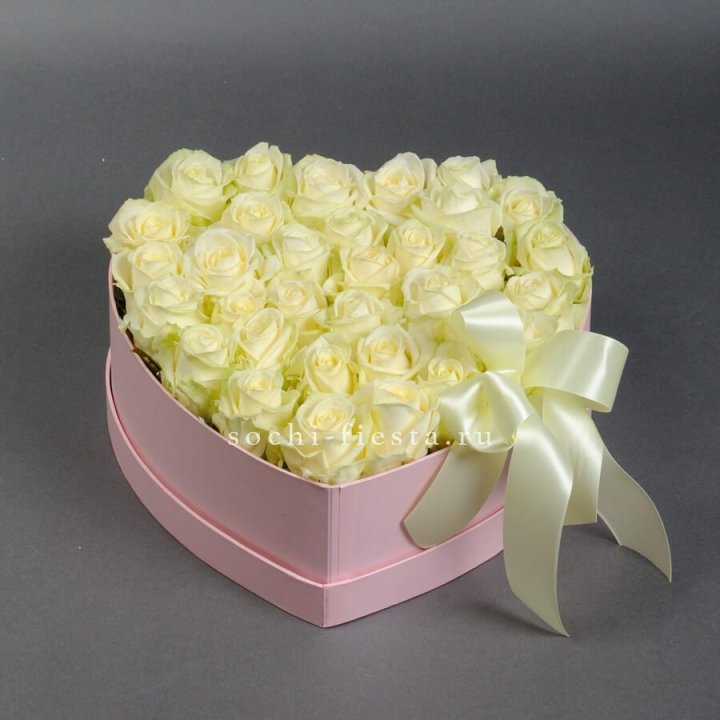 35 белых роз в коробке "Сердце" в Краснодаре