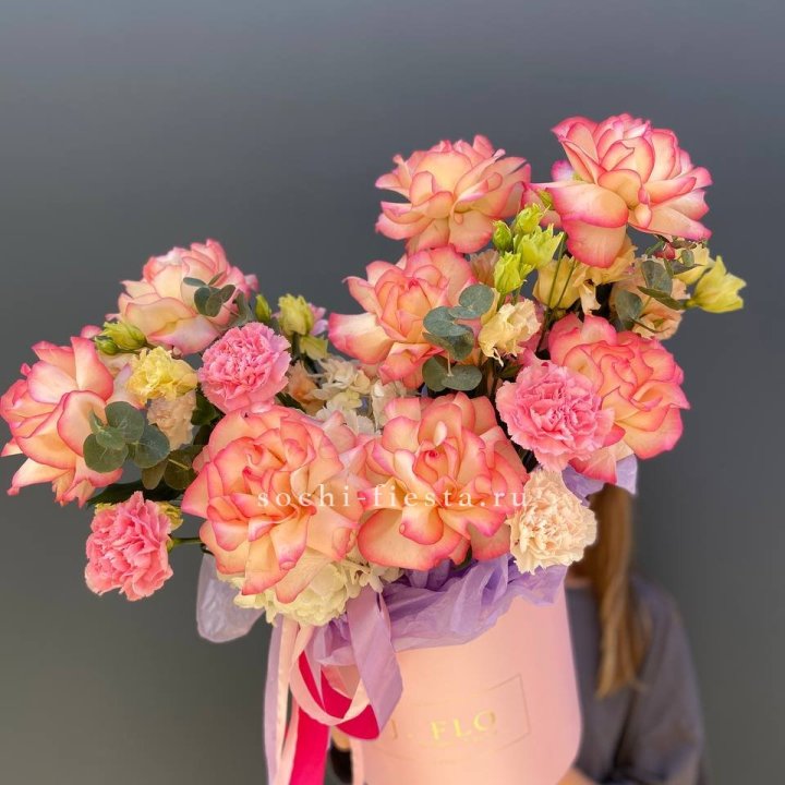 Бокс нежный с розами в Краснодаре