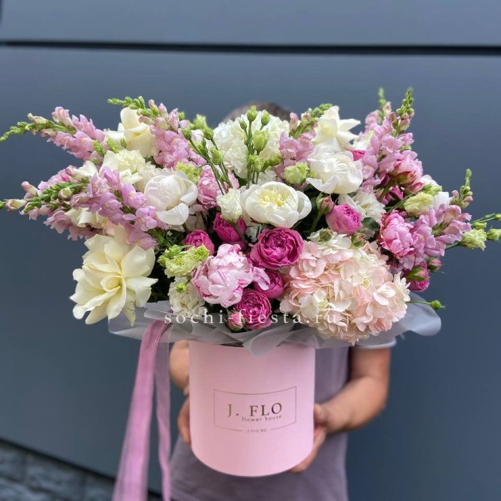 Дизайнерский цилиндр с пионами "Саманта" в Краснодаре