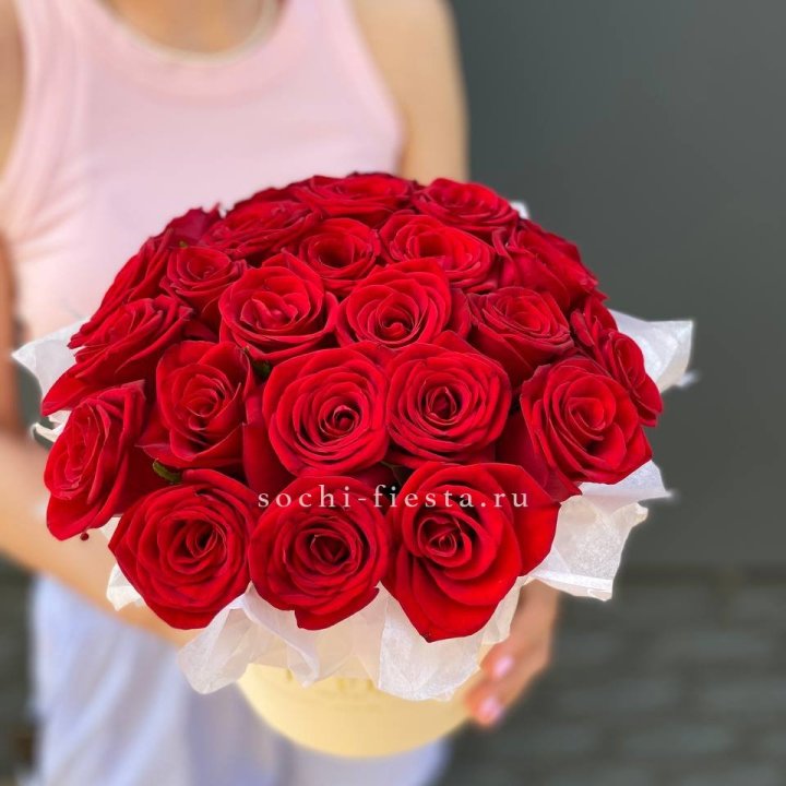 Красные розы в цилиндре в Краснодаре