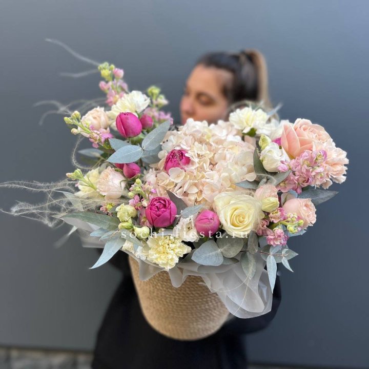 Цветочная композиция в джутовом боксе  в Краснодаре