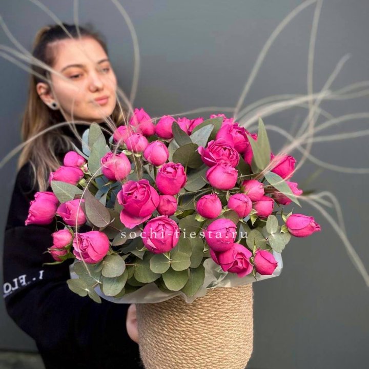 Пионовидные розы Мисти Бабблс в джутовом кашпо в Краснодаре