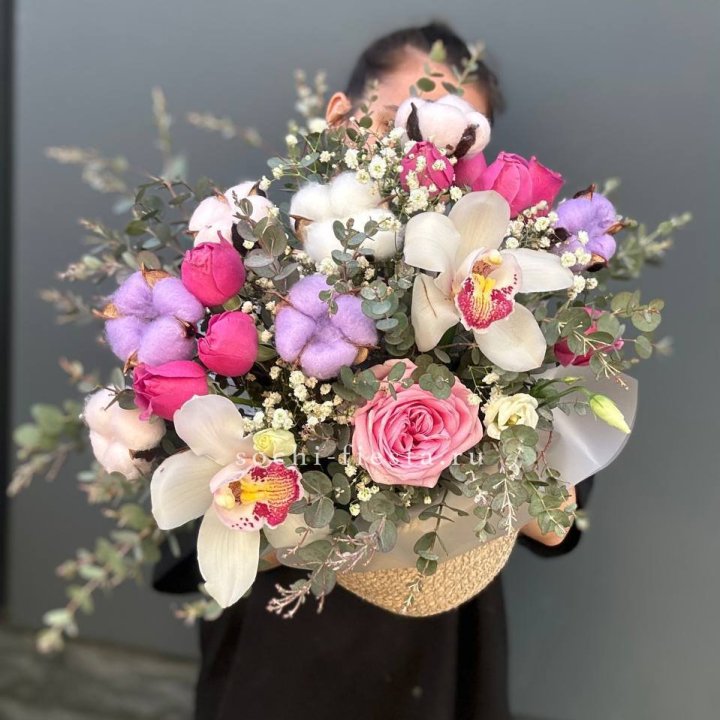 Орхидея и розы в джутовом кашпо в Краснодаре