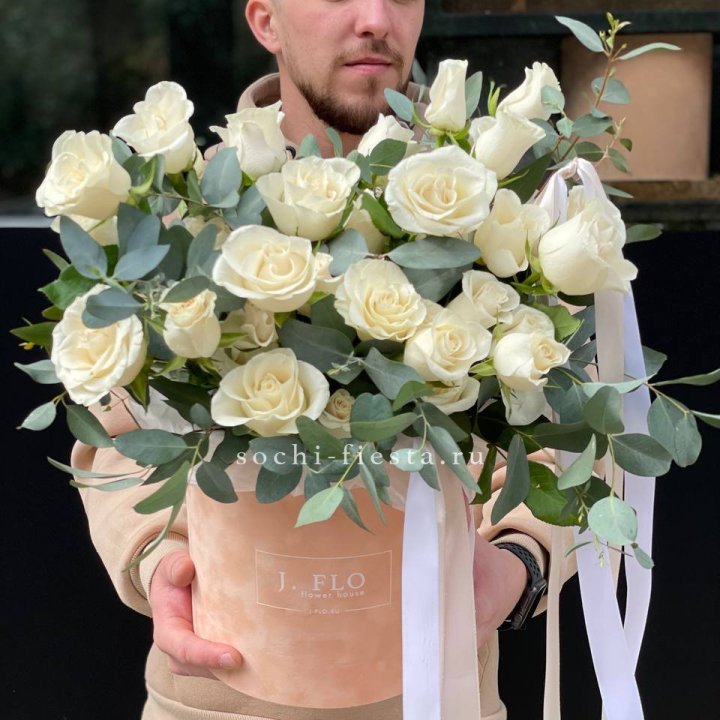 41 белая роз в бархатном боксе в Краснодаре