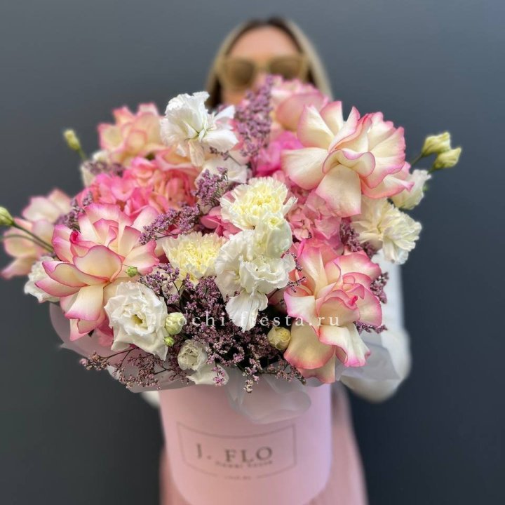 Цветочная композиция "Глория" в боксе в Краснодаре