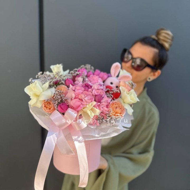 Дизайнерский цилиндр с игрушкой "Лола" в Краснодаре