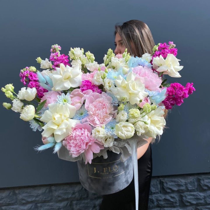 Дизайнерский цилиндр "Пионы гарден" в Краснодаре