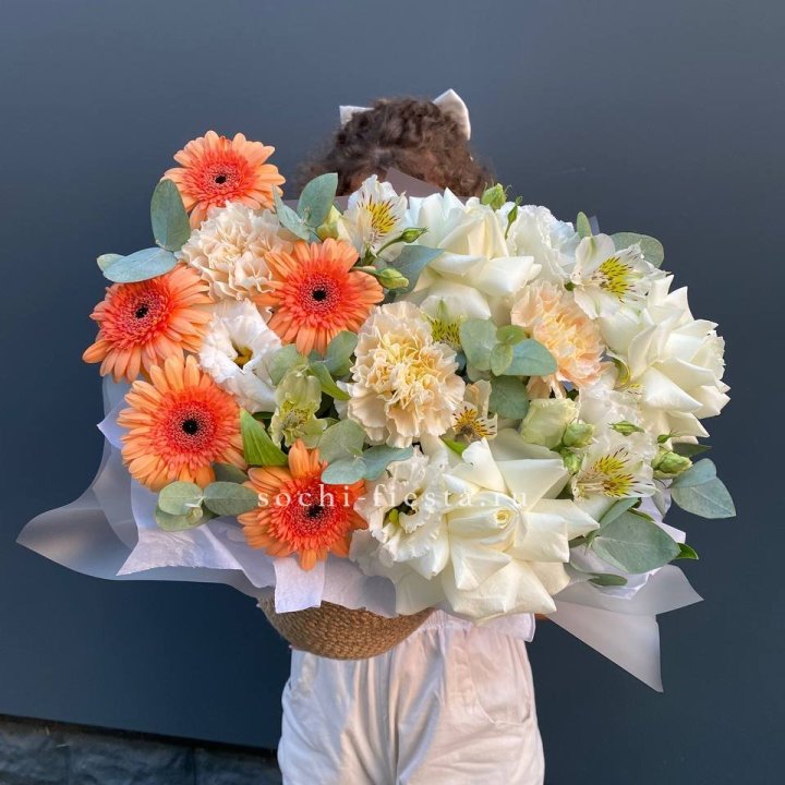 Розы и герберы в джутовом кашпо "Георгино" в Краснодаре