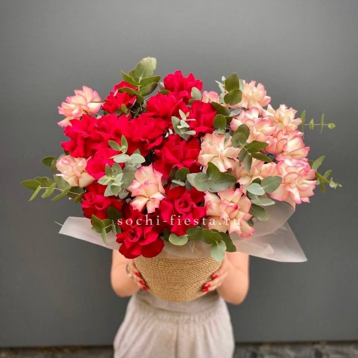 25 Французских роз в джутовом кашпо  в Краснодаре