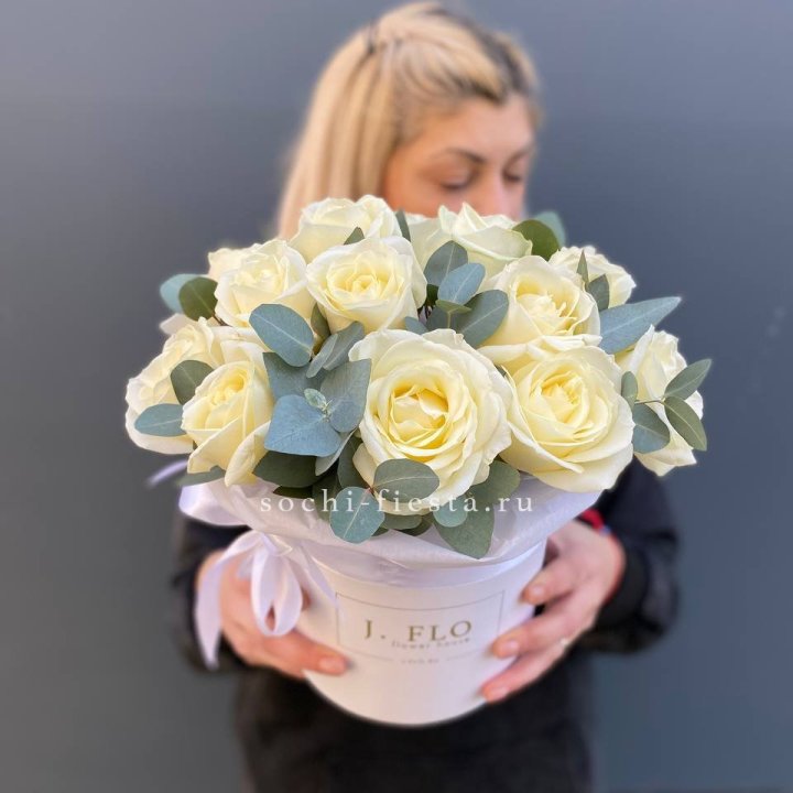 15 белых роз в боксе в Краснодаре