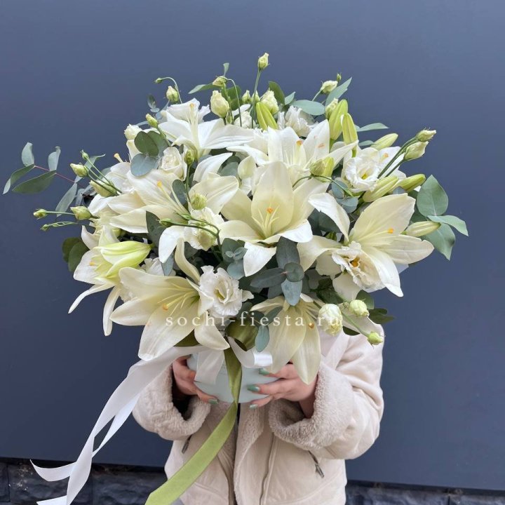 Бокс лилий и эустомы в Краснодаре