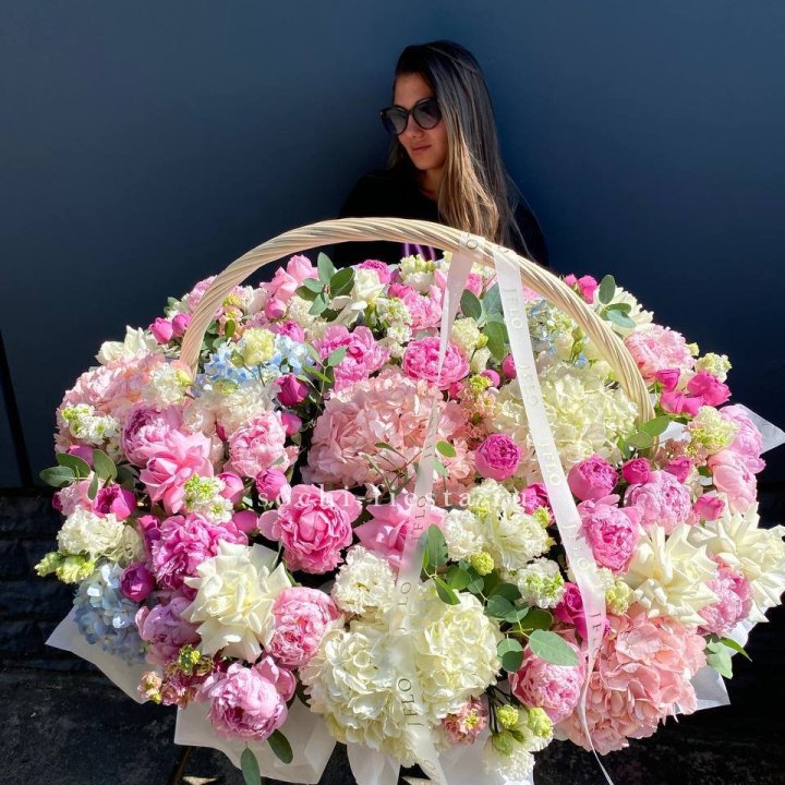 Цветочная корзина из пионов и пионовидных роз "Перфекте" в Краснодаре