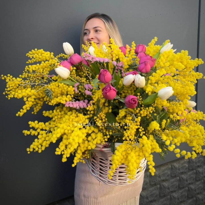 Цветочная корзина с мимозой "Спринг" в Краснодаре