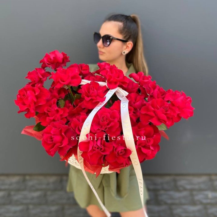 Красные французские розы в корзине в Краснодаре