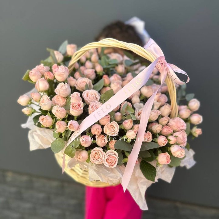 Корзина кустовых пионовидных роз в Краснодаре