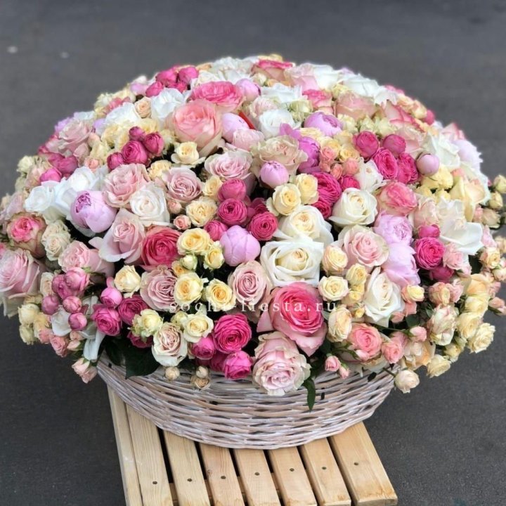 Цветочная корзина из пионов и пионовидных роз "Юниверсити" в Краснодаре