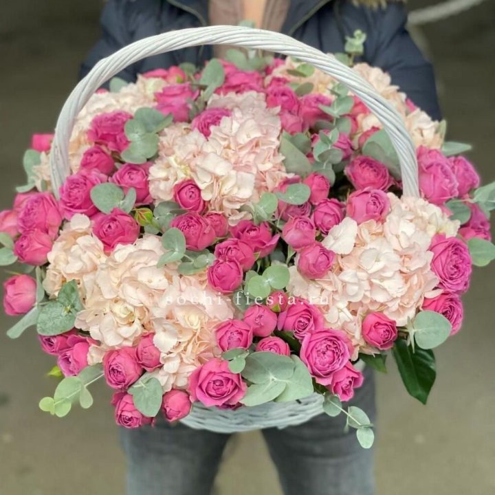 Корзина с гортензией и Мисти Баблс в Краснодаре