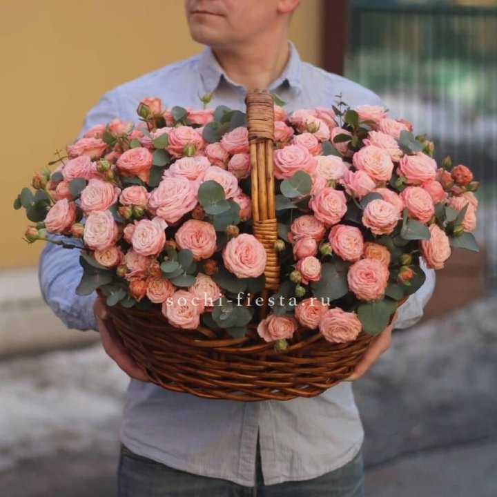 Корзина из 101 пионовидной розы в Краснодаре