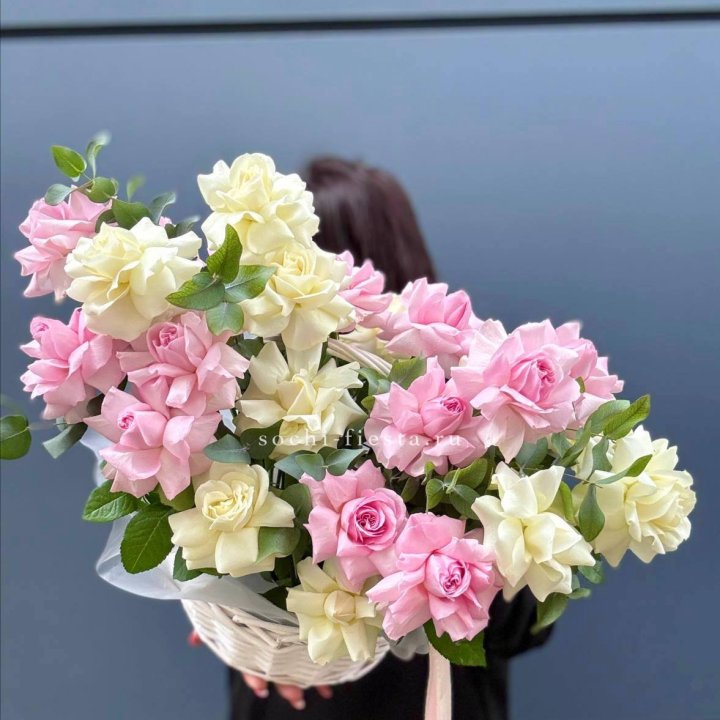 25 Французских роз в корзине в Краснодаре