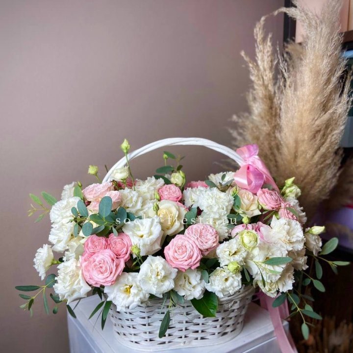 Цветочная корзина "Пинки вайт" в Краснодаре