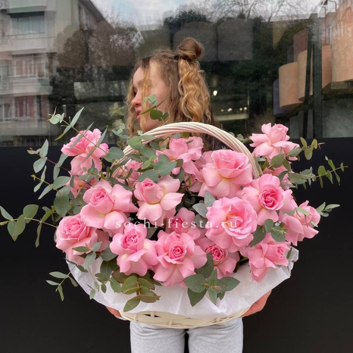 25 роз в цветочной корзине  в Краснодаре