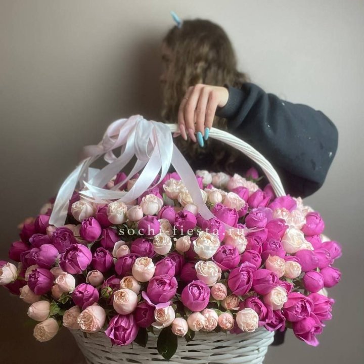 Премиум корзина пионовидных кустовых роз в Краснодаре